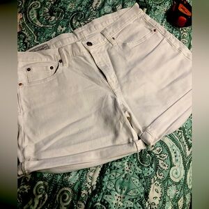 GAP MID RISE GIRLFRIEND WHiTE SHORTS